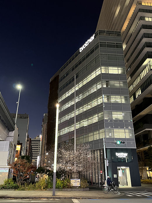 ブラザー東京ビル(ブラザーのロゴマークの電飾は太陽光パネルで発電した電気を使用)